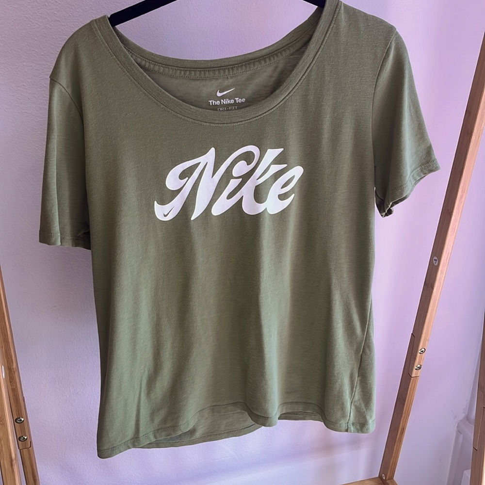 Nike T shirt.Size M.Color olive green.